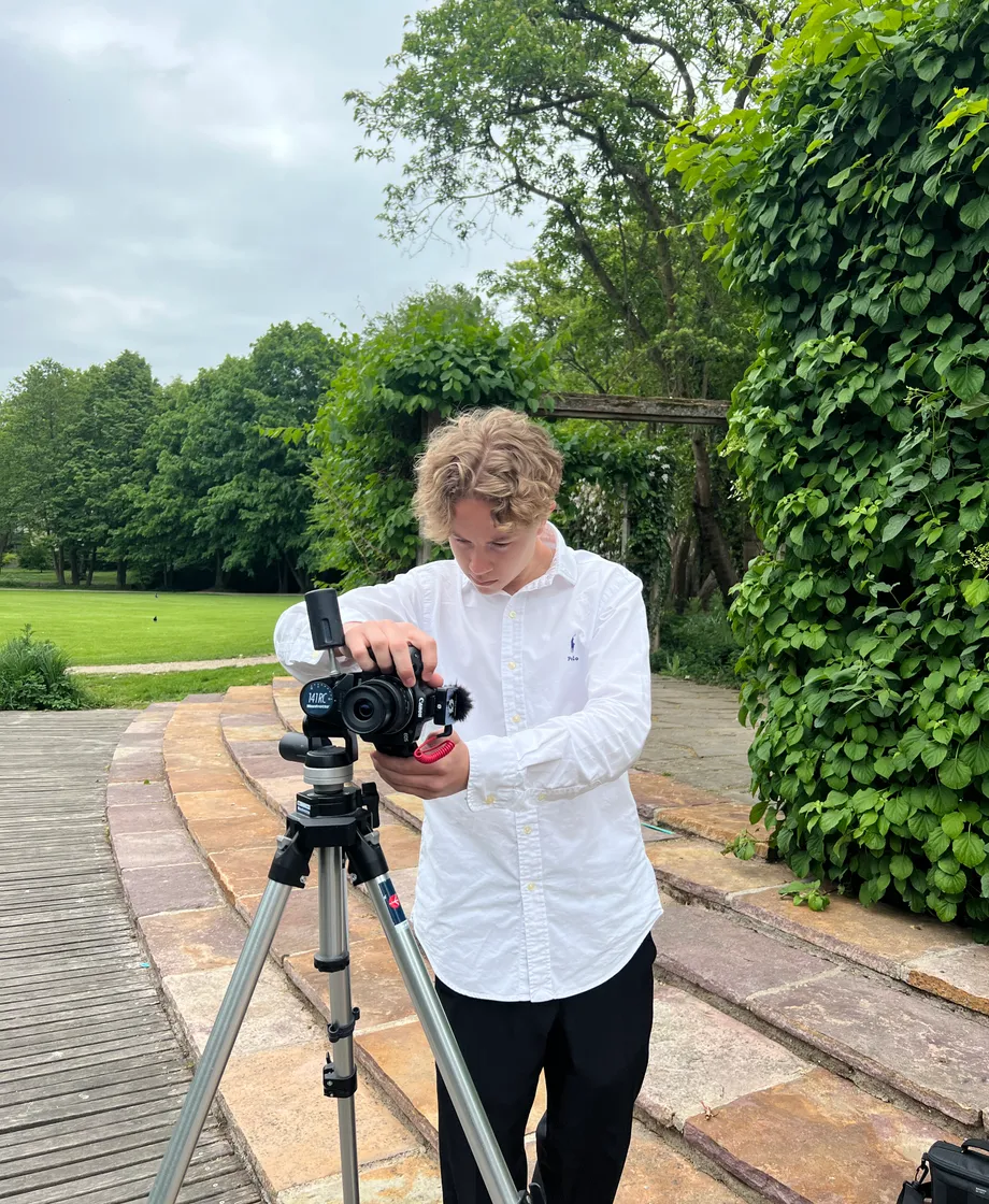 Kristian Darling arbejder med en videooptagelse